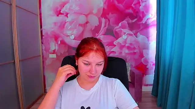 Snapshot of AngelinaLow chatting on 05-30-26, 11:27 AngelinaLow online show from 05-30-26, 11:27