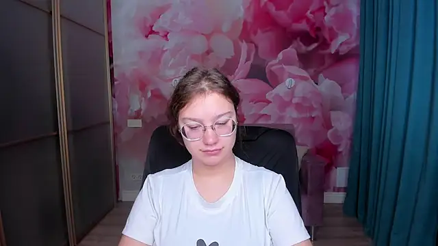 AngelinaLow online show from 11-09-25, 06:28