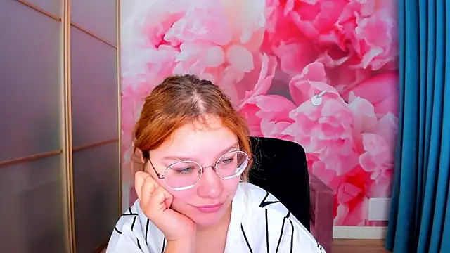 AngelinaLow online show from 02-15-26, 06:36