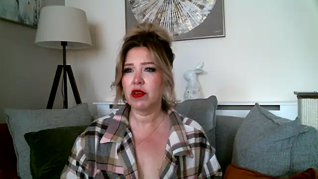MissHoneyPenny online show from 05-13-26, 09:27