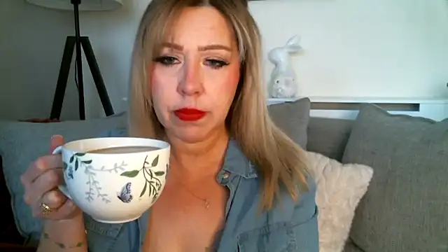 MissHoneyPenny online show from 04-24-26, 09:44