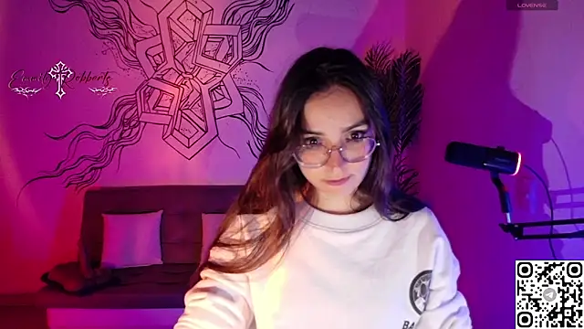 Emmi Roberts online show from 06-07-26, 04:18