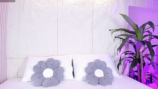 Snapshot of LauraCarther chatting on 06-02-26, 05:46 LauraCarther online show from 06-02-26, 05:46