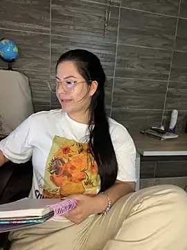Snapshot of Saanvi21 chatting on 09-30-25, 11:44 Saanvi21 online show from 09-30-25, 11:44