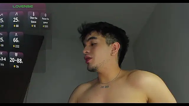 Snapshot of cmzo_ chatting on 11-15-25, 03:43 cmzo online show from 11-15-25, 03:43