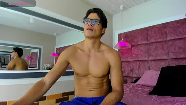 Snapshot of Christian_Musclet4 chatting on 03-18-25, 04:28 Christian Musclet4 online show from 03-18-25, 04:28