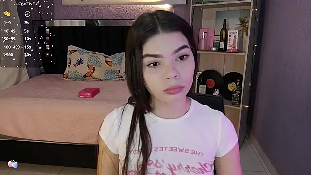 Snapshot of sweet_c4ndy chatting on 10-27-25, 02:51 sweet c4ndy online show from 10-27-25, 02:51
