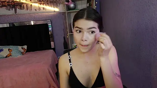 Snapshot of sweet_c4ndy chatting on 10-16-25, 01:41 sweet c4ndy online show from 10-16-25, 01:41