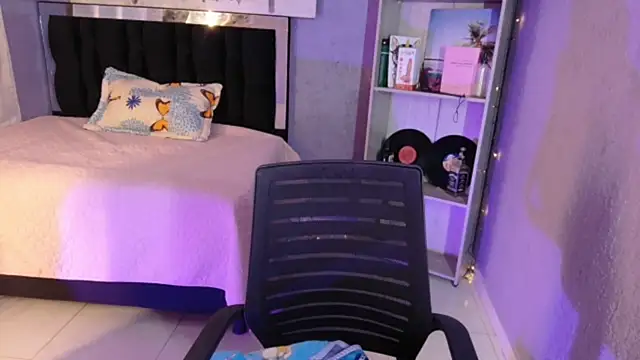 Snapshot of sweet_c4ndy chatting on 12-22-25, 03:01 sweet c4ndy online show from 12-22-25, 03:01