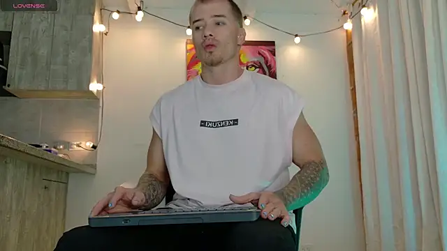 Ryannblue07 online show from 11-19-25, 10:43