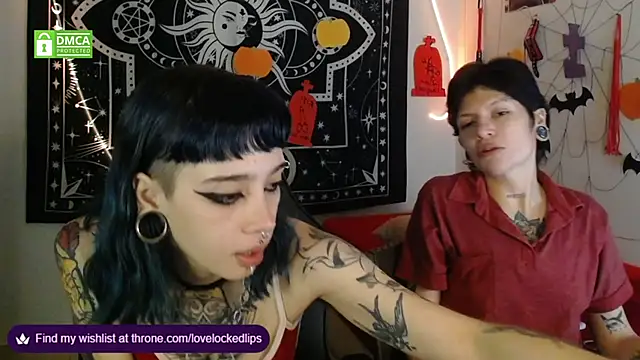 Snapshot of lovelockedlips chatting on 10-28-25, 03:51 lovelockedlips online show from 10-28-25, 03:51