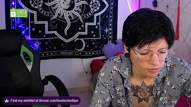 Snapshot of lovelockedlips chatting on 10-19-25, 08:00 lovelockedlips online show from 10-19-25, 08:00