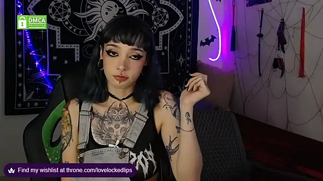 Snapshot of lovelockedlips chatting on 11-18-25, 01:32 lovelockedlips online show from 11-18-25, 01:32