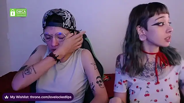 Snapshot of lovelockedlips chatting on 04-19-26, 05:47 lovelockedlips online show from 04-19-26, 05:47