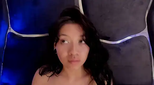 Snapshot of LauryAndNarem69 chatting on 03-18-25, 10:26 LauryAndNarem69 online show from 03-18-25, 10:26