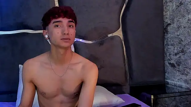 Snapshot of LauryAndNarem69 chatting on 03-22-25, 03:09 LauryAndNarem69 online show from 03-22-25, 03:09