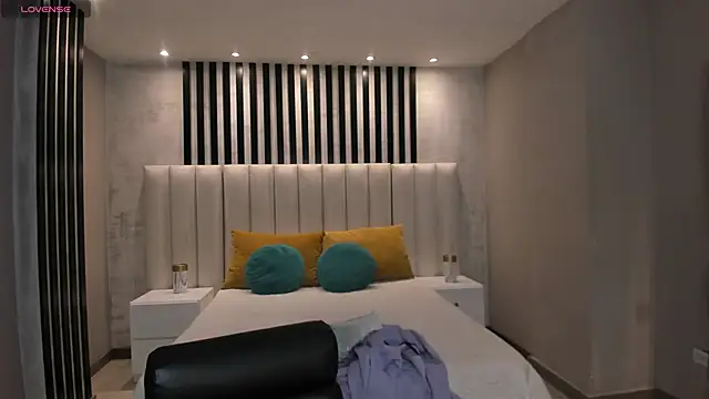 MaiaCollins online show from 11-24-25, 06:41