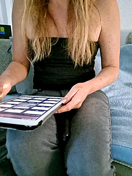 Snapshot of naturliebe chatting on 03-25-26, 08:25 naturliebe online show from 03-25-26, 08:25