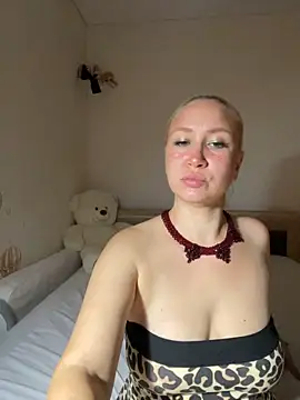 Snapshot of Nikusia chatting on 10-17-25, 03:14 Nikusia online show from 10-17-25, 03:14