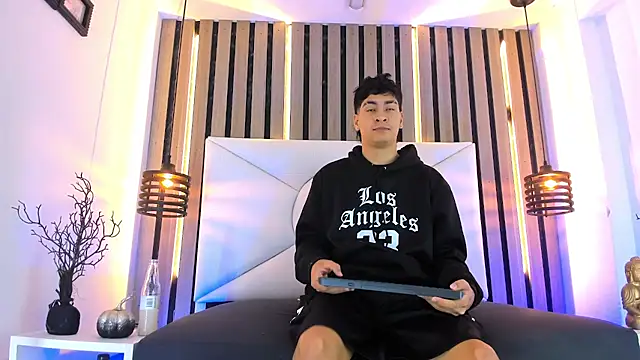 Snapshot of Jhojan_twink chatting on 10-23-25, 12:04 Jhojan twink online show from 10-23-25, 12:04