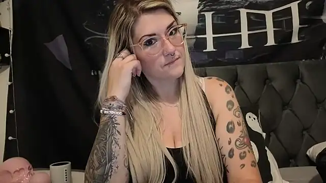 Snapshot of Sizzling_Indie36 chatting on 06-02-26, 11:05 Sizzling Indie36 online show from 06-02-26, 11:05
