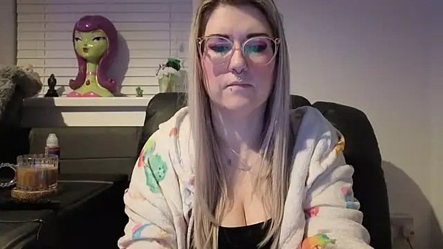 Snapshot of Sizzling_Indie36 chatting on 02-06-26, 09:00 Sizzling Indie36 online show from 02-06-26, 09:00