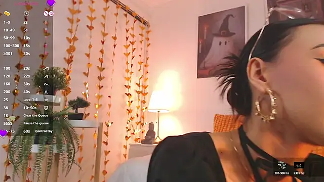 Valen ross  online show from 10-31-25, 01:02