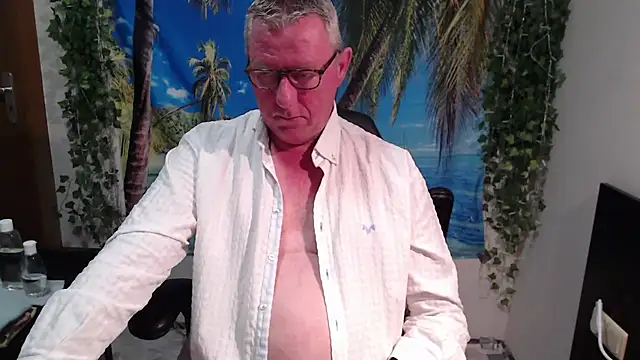 Snapshot of JamesBauer chatting on 12-04-25, 04:33 JamesBauer online show from 12-04-25, 04:33