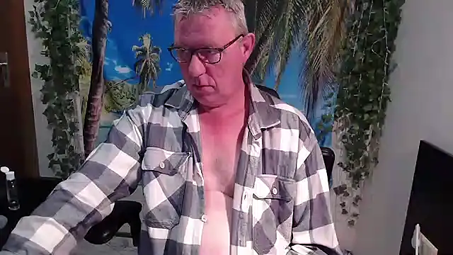 Snapshot of JamesBauer chatting on 12-20-25, 04:37 JamesBauer online show from 12-20-25, 04:37