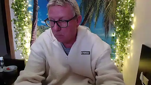 Snapshot of JamesBauer chatting on 11-19-25, 10:04 JamesBauer online show from 11-19-25, 10:04