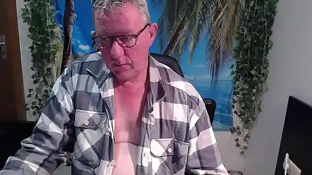 Snapshot of JamesBauer chatting on 12-17-25, 04:39 JamesBauer online show from 12-17-25, 04:39