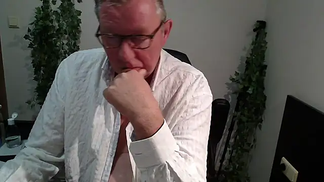 Snapshot of JamesBauer chatting on 09-27-25, 03:45 JamesBauer online show from 09-27-25, 03:45