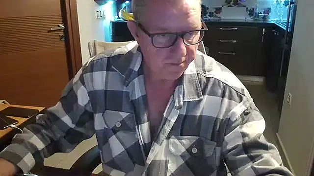 Snapshot of JamesBauer chatting on 02-17-26, 04:32 JamesBauer online show from 02-17-26, 04:32