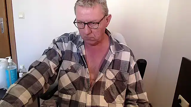 Snapshot of JamesBauer chatting on 10-19-25, 08:28 JamesBauer online show from 10-19-25, 08:28