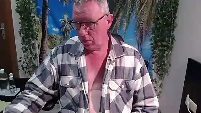 Snapshot of JamesBauer chatting on 12-01-25, 04:24 JamesBauer online show from 12-01-25, 04:24