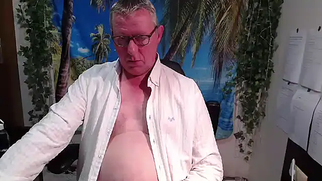 Snapshot of JamesBauer chatting on 12-22-25, 04:34 JamesBauer online show from 12-22-25, 04:34