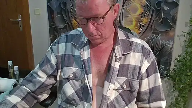 Snapshot of JamesBauer chatting on 11-09-25, 04:38 JamesBauer online show from 11-09-25, 04:38