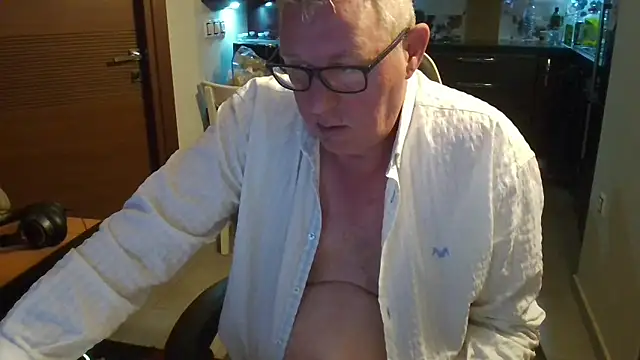 Snapshot of JamesBauer chatting on 02-26-26, 04:56 JamesBauer online show from 02-26-26, 04:56