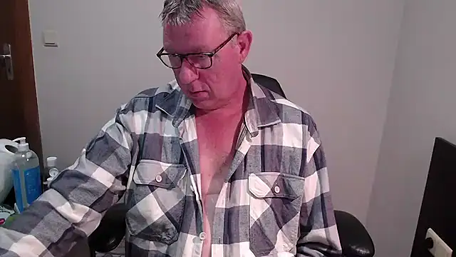 Snapshot of JamesBauer chatting on 10-22-25, 04:01 JamesBauer online show from 10-22-25, 04:01