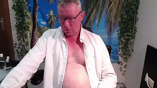 Snapshot of JamesBauer chatting on 12-05-25, 04:33 JamesBauer online show from 12-05-25, 04:33