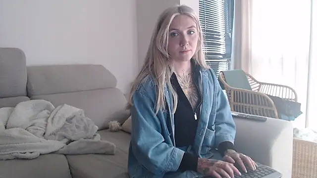 tattoobbgirl online show from 12-18-25, 03:38