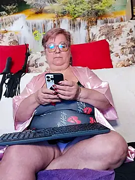 Snapshot of QueenPammy1 chatting on 10-18-25, 08:27 QueenPammy1 online show from 10-18-25, 08:27