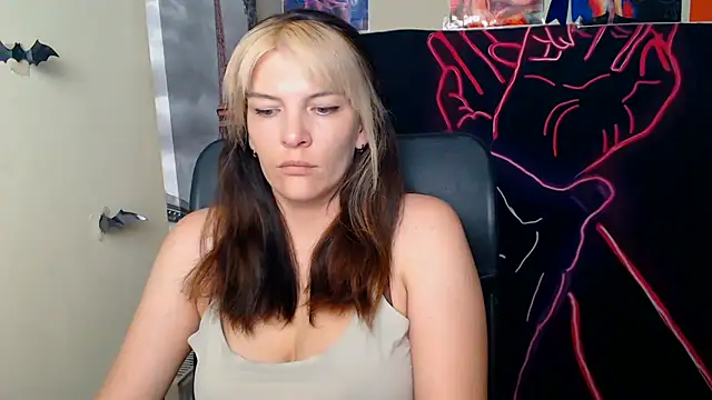 Snapshot of VanessaRey_ chatting on 06-18-26, 06:23 VanessaRey online show from 06-18-26, 06:23