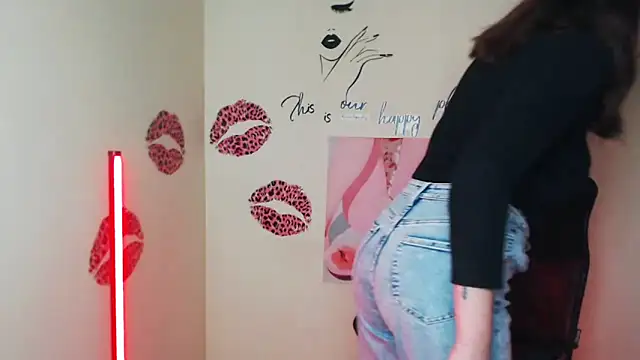 Snapshot of VanessaRey_ chatting on 04-19-26, 04:19 VanessaRey online show from 04-19-26, 04:19