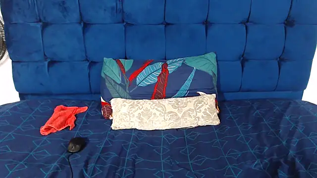 Snapshot of AriesCake chatting on 12-18-25, 11:36 AriesCake online show from 12-18-25, 11:36