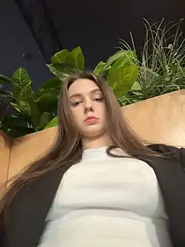 MilaBee online show from 06-17-26, 03:39