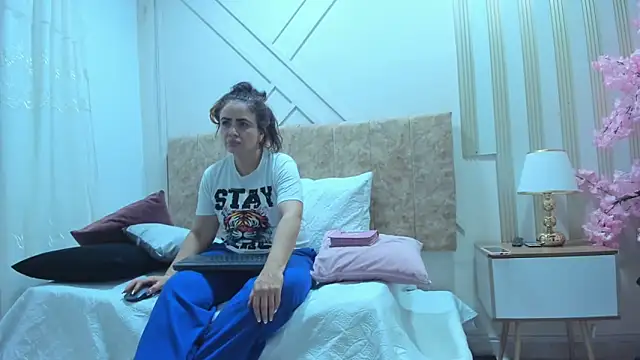 angelinarouse  online show from 12-22-25, 04:56