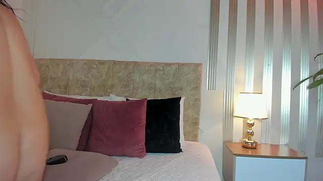 angelinarouse  online show from 10-20-25, 12:45