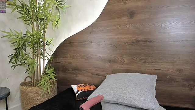 mia lacy  online show from 10-22-25, 07:57