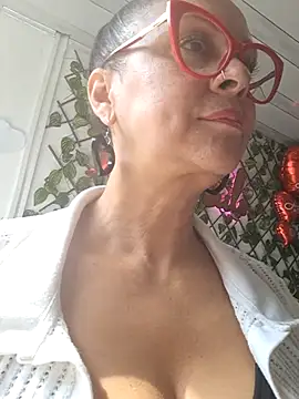 Snapshot of Amadamilf1980 chatting on 09-26-25, 01:40 Amadamilf1980 online show from 09-26-25, 01:40